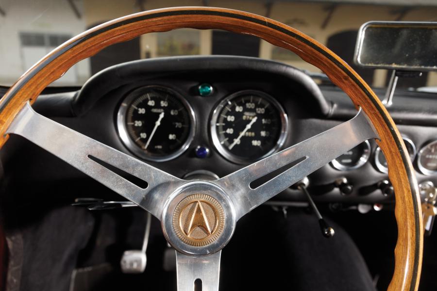 Панель приборов Apollo 5000 GT Coupe by Intermeccanica 1962 года  (фото 13 из 32)